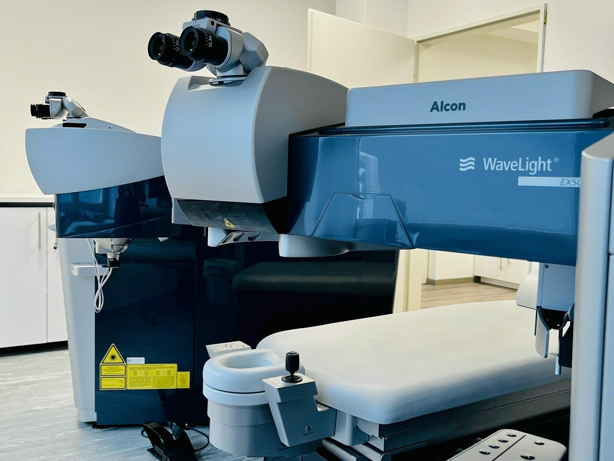 Seitliches Foto eines Alcon Wavelight EX500 Lasergerätes